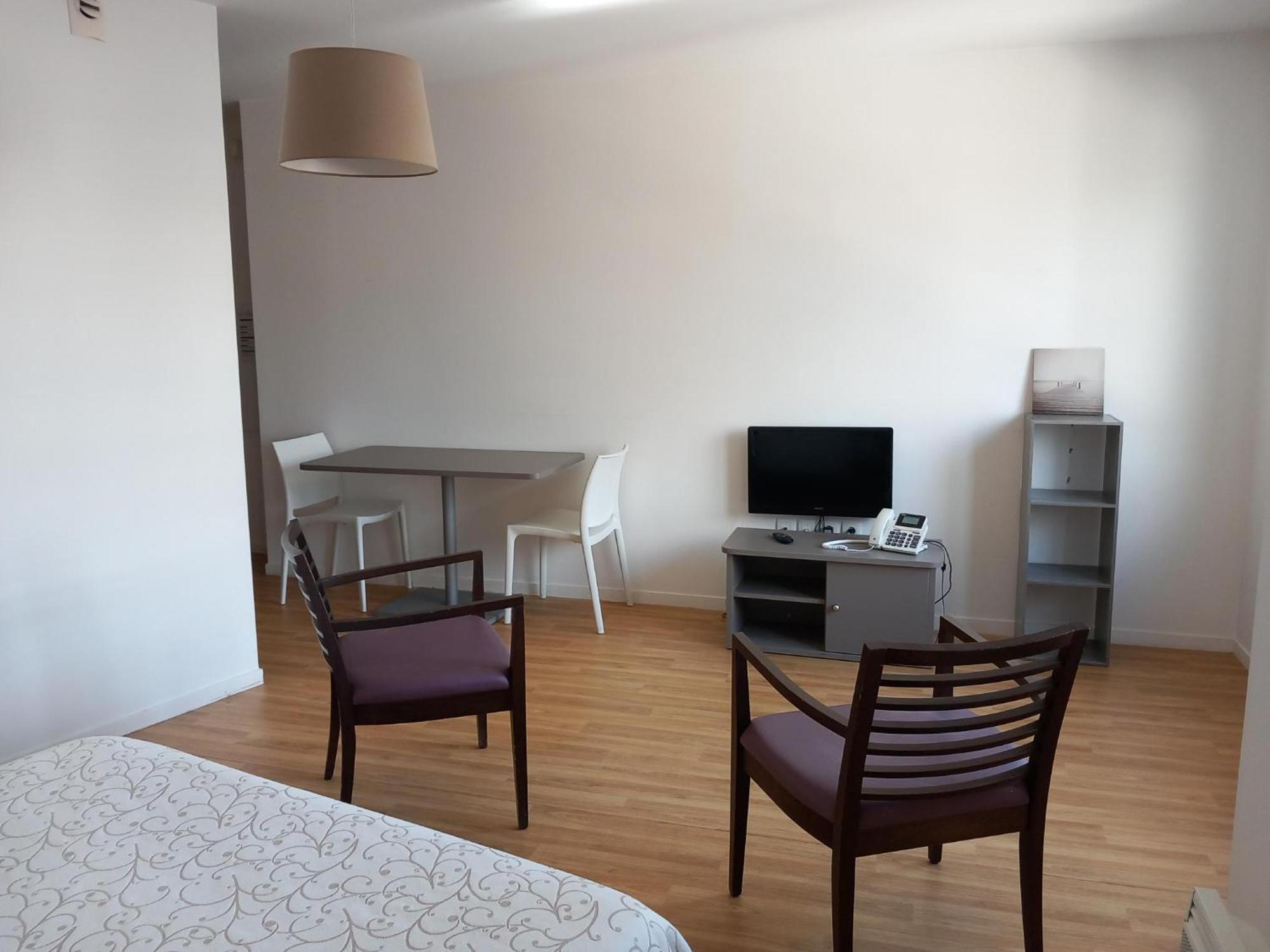 Residence Services Seniors Espace Et Vie เลอม็องส์ ภายนอก รูปภาพ